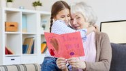 Escolher bons presentes para seus avós é uma boa forma de demonstrar seus sentimentos por eles. - SeventyFour / istock