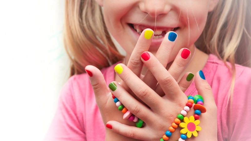 Se você ama pintar as unhas de criança, precisa conferir essas inspirações. - marigo20 / istock