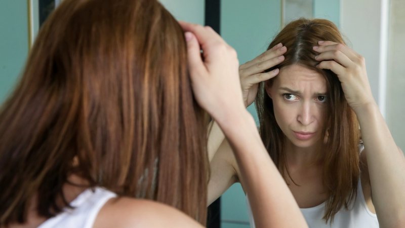 Cientistas descobriram um tratamento seguro para queda de cabelo autoimune. - triocean / istock
