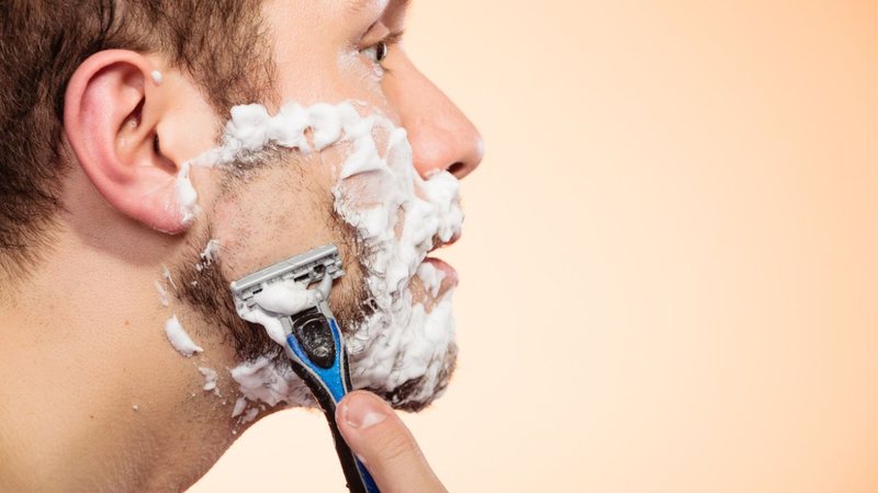 Fazer a barba é um processo delicado e que exige atenção. - Voyagerix/ iStock
