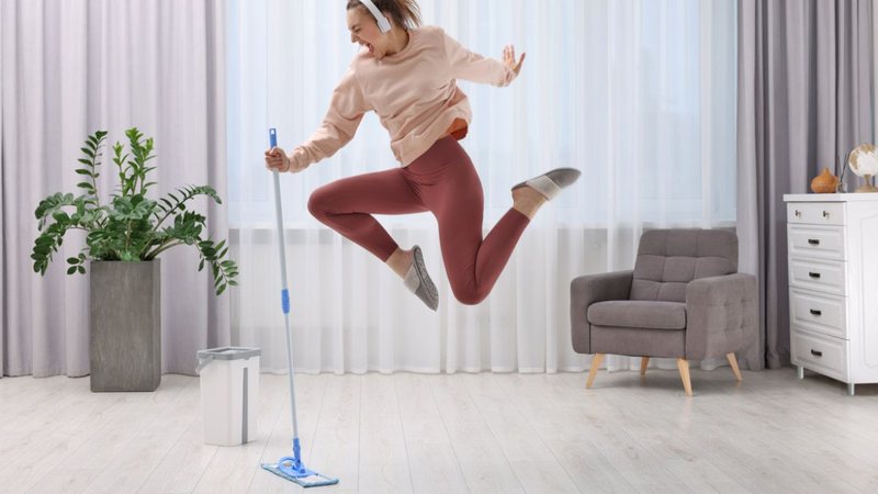 O mop spray é uma mão na roda para limpar qualquer casa! - Liudmila Chernetska/ iStock