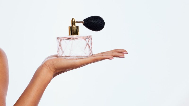 A origem dos perfumes pode ter impacto na sua performance, entenda agora - PeopleImages/iStock