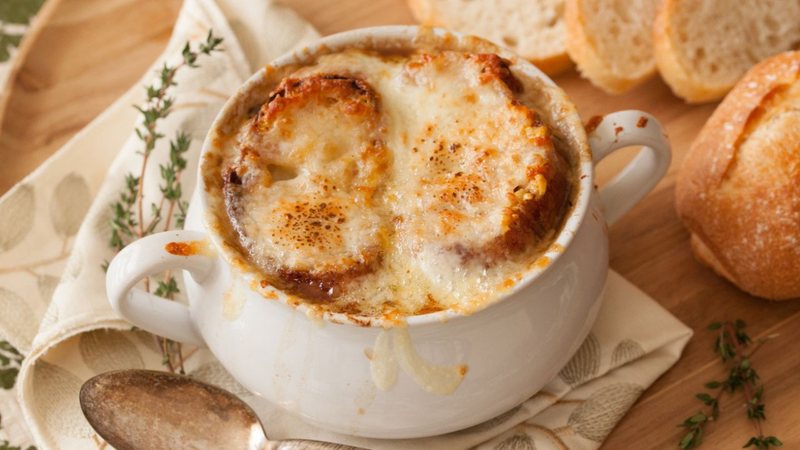 Uma sopa de cebola vai bem nesse fim de semana, não é mesmo? - photokitchen/ iStock