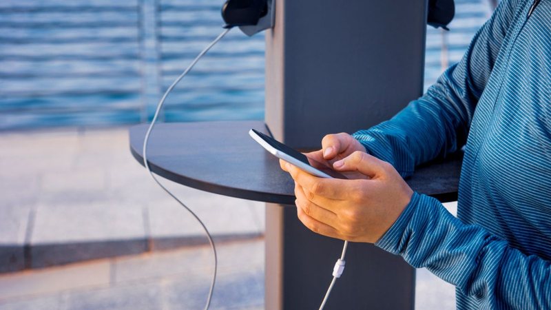 Apesar do celular estar em nossas mãos o tempo todo, é importante saber seus riscos para nossa segurança e bem-estar. - Creative-Family / istock