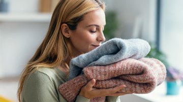 Não ache que só com a sua máquina de lavar que suas roupas ficam com esse cheirinho, não! - nensuria/ iStock