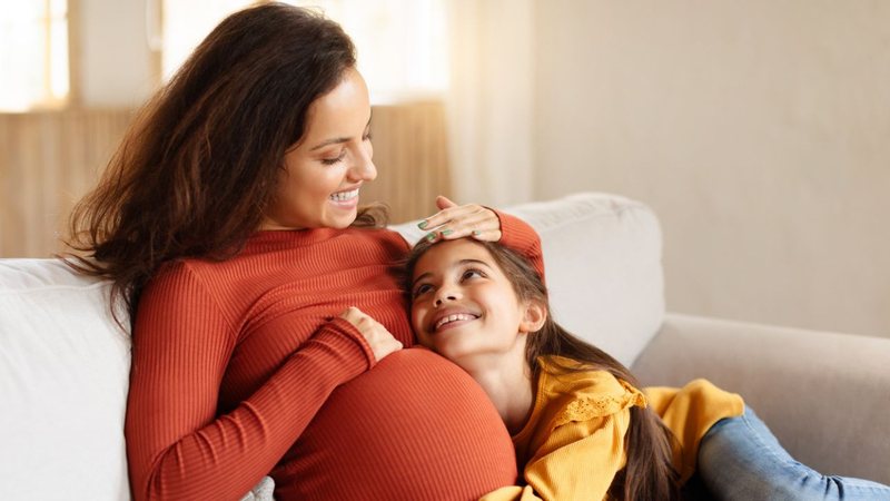 Mensagens emocionantes para comemorar uma notícia de gravidez. - Prostock-Studio / istock