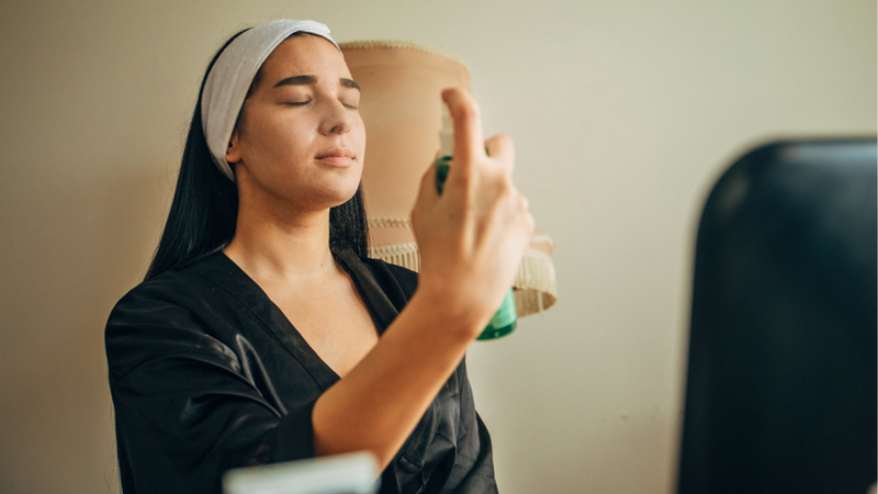 Veja o passo a passo para blindar a pele e deixar a maquiagem intacta o dia todo. - Bogdan Stanojevic / istock