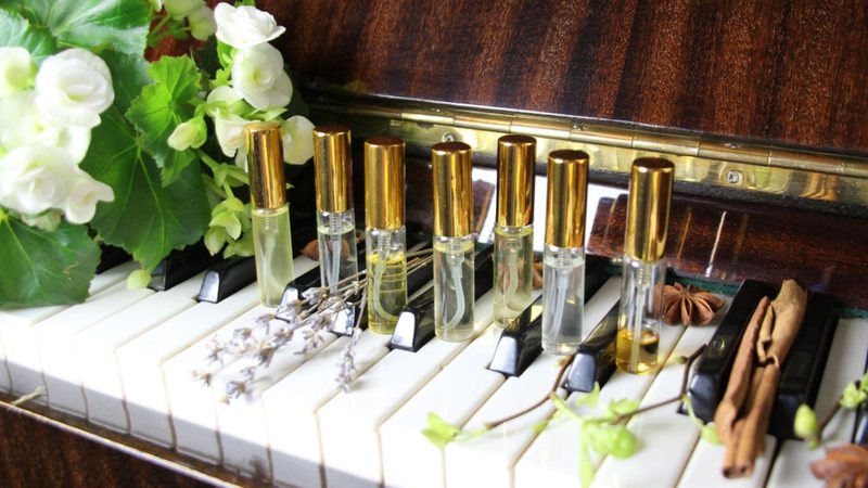 Perfumes que foram muito amados nos anos 90 estão voltando com tudo. - Natalya Shcherbatyuk / istock