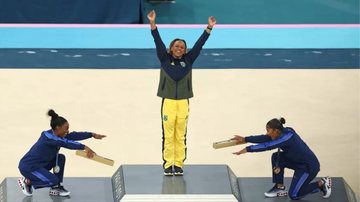 Rebeca Andrade foi reverenciada por Simone Biles e Jordan Chiles no pódio do solo em Paris 2024 após conquistar meddalha de ouro. - Elsa/Getty Images