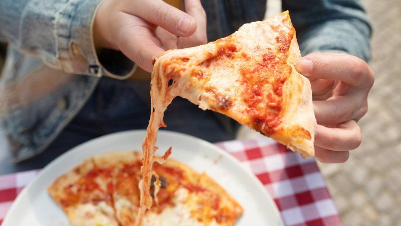 O truque é mais fácil do que você pensa e vai deixar sua pizza bem suculenta e quentinha. - Lashkhidzetim / istock