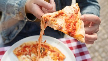 O truque é mais fácil do que você pensa e vai deixar sua pizza bem suculenta e quentinha. - Lashkhidzetim / istock