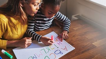 Celebrado em 8 de setembro, este dia pode ser bom para refeltir sobre avanços conquistados na educação. - FlamingoImages / istock