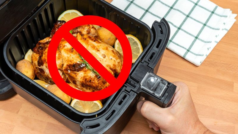 Saiba quais itens não podem entrar de jeito nenhum na sua air fryer! - Rafa Jodar/ iStock