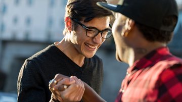 Aprenda as melhores piadas para fazer com seus amigos! - Giulio Fornasar/ iStock