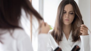 Saiba como cuidar melhor do seu cabelo e evitar queda excessiva. - fizkes/ iStock