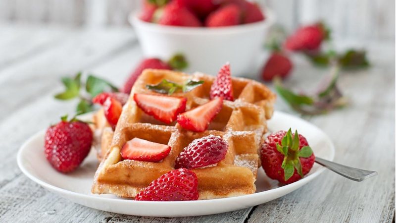 Waffle e geléia de morango caseira. #waffle #ximia #strawberryjam #gramado  #rs #pousadaquerencia