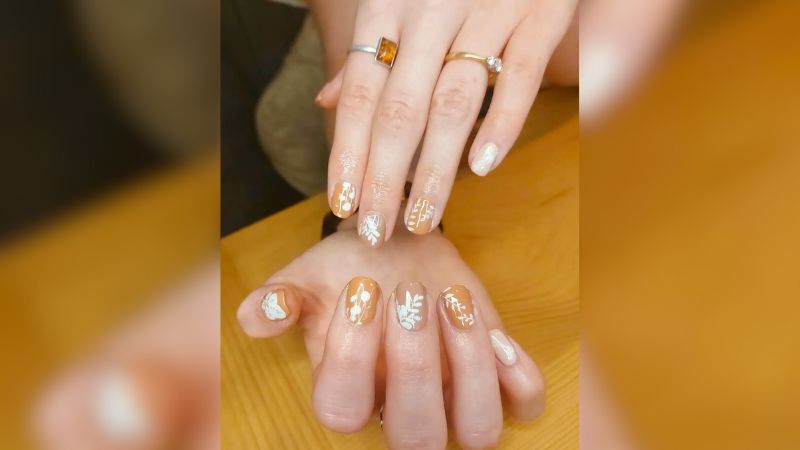 As unhas para noivas podem ser feitas em diferentes cores.
