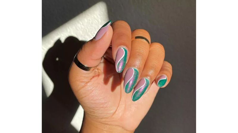 Combinar cores nunca é demais! As nail arts metalizadas são uma ótima opção para dar asas à criatividade.