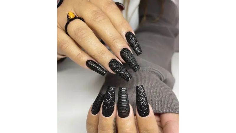 Assim como as unhas longas também transmitem bastante personalidade com esta decoração!