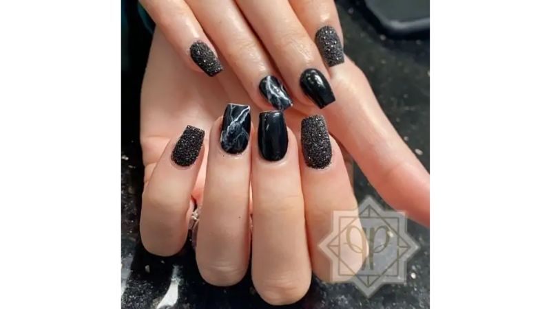 Combinar a unha preta com glitter e outras nail arts é uma opção e tanto, como neste exemplo de unhas marmorizadas.