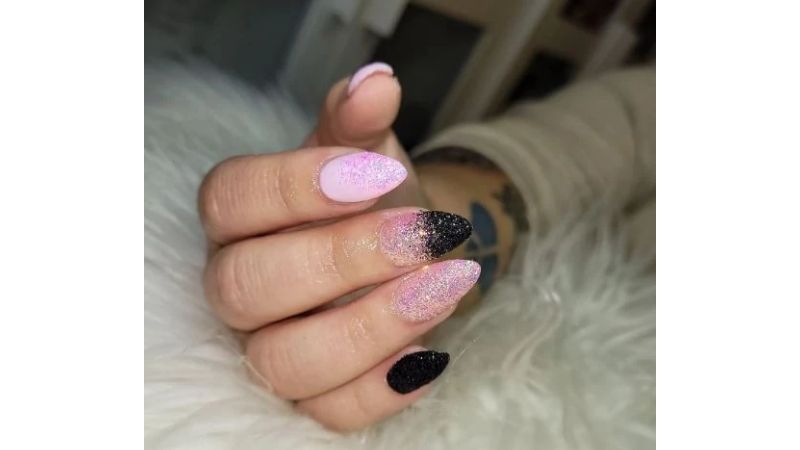 O rosa é bonito por si só, porém, quando combinado com esmalte preto e glitter, consegue transmitir ainda mais charme.