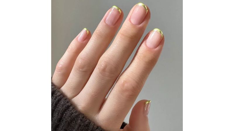 Só a extremida coberta de ouro já faz toda diferença nas unhas!