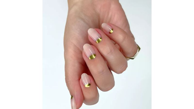 Combinar os detalhes dourados das unhas com acessórios de ouro é a fórmula para não passar despercebida.