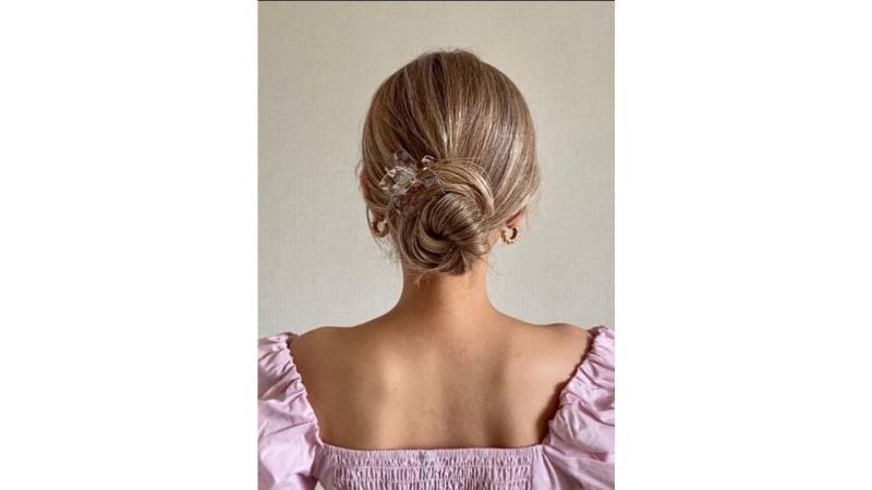 Penteado com acessórios.