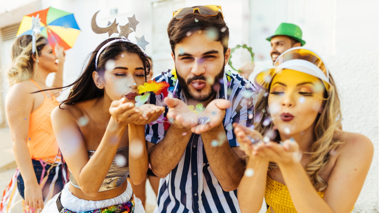 Frases de carnaval: 101 legendas e mensagens para curtir a folia