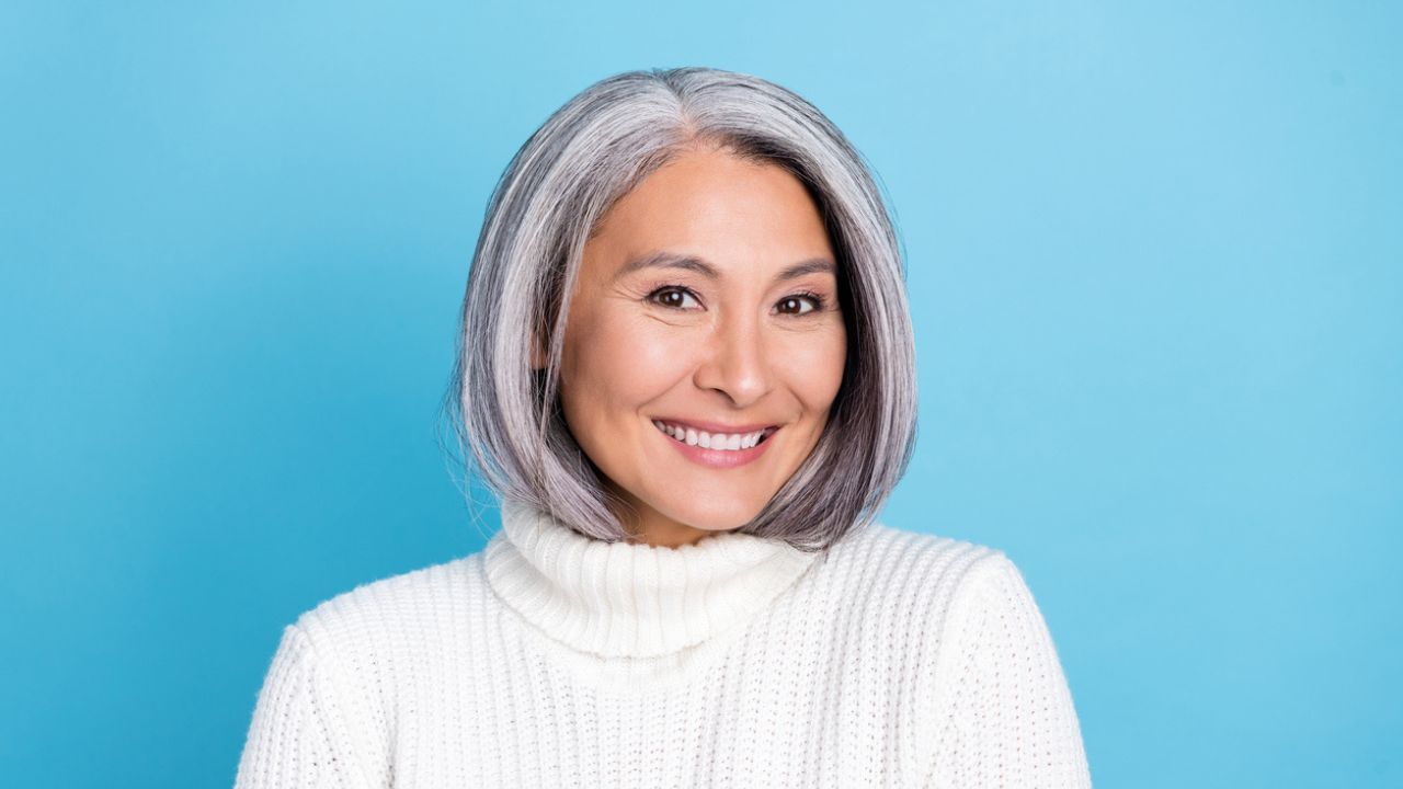 Mulher com cabelo assimétrico