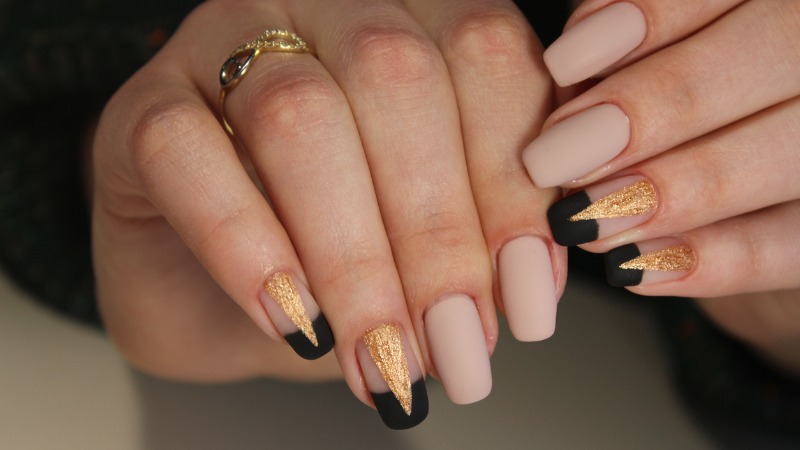 preta e dourado nail