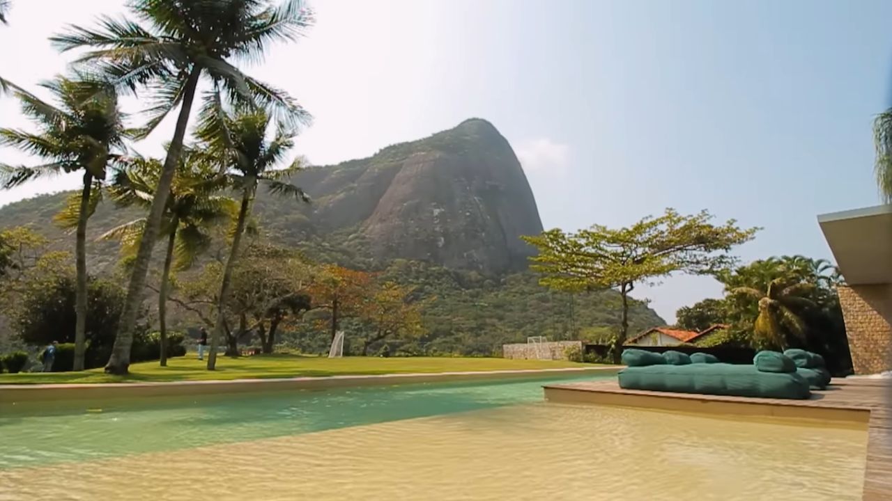 Área da piscina da mansão de Márcio Garcia