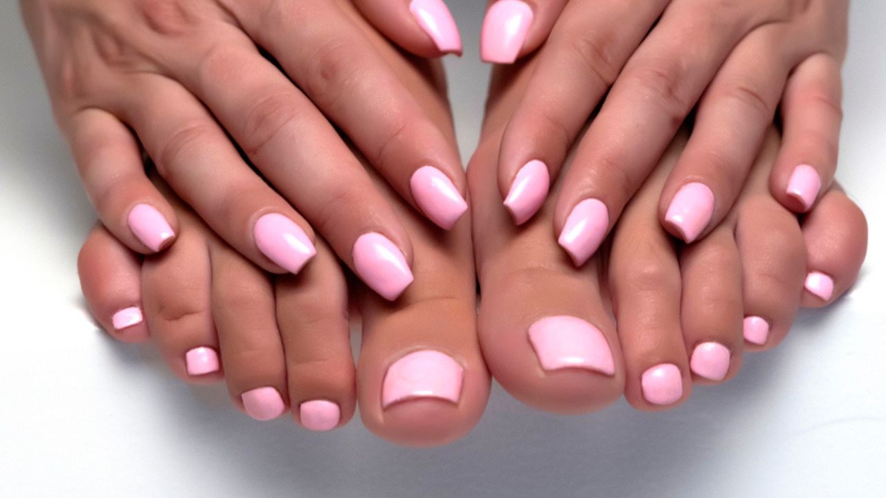 Unhas pintadas de rosa pastel.