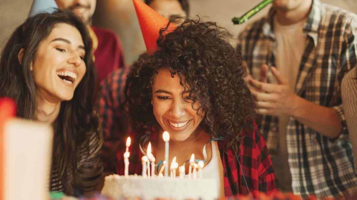 Close-up do homem adulto engraçado comemorando seu aniversário